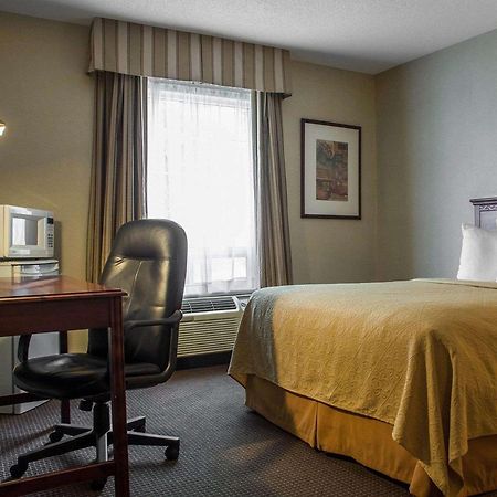 Quality Hotel & Suites Woodstock Extérieur photo