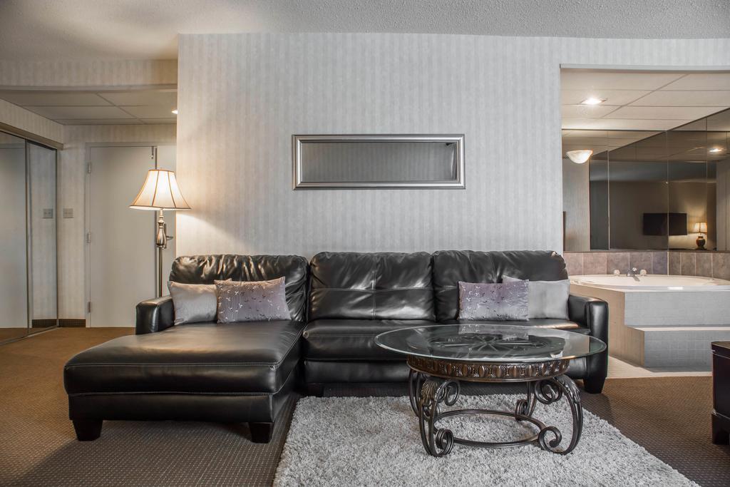 Quality Hotel & Suites Woodstock Extérieur photo