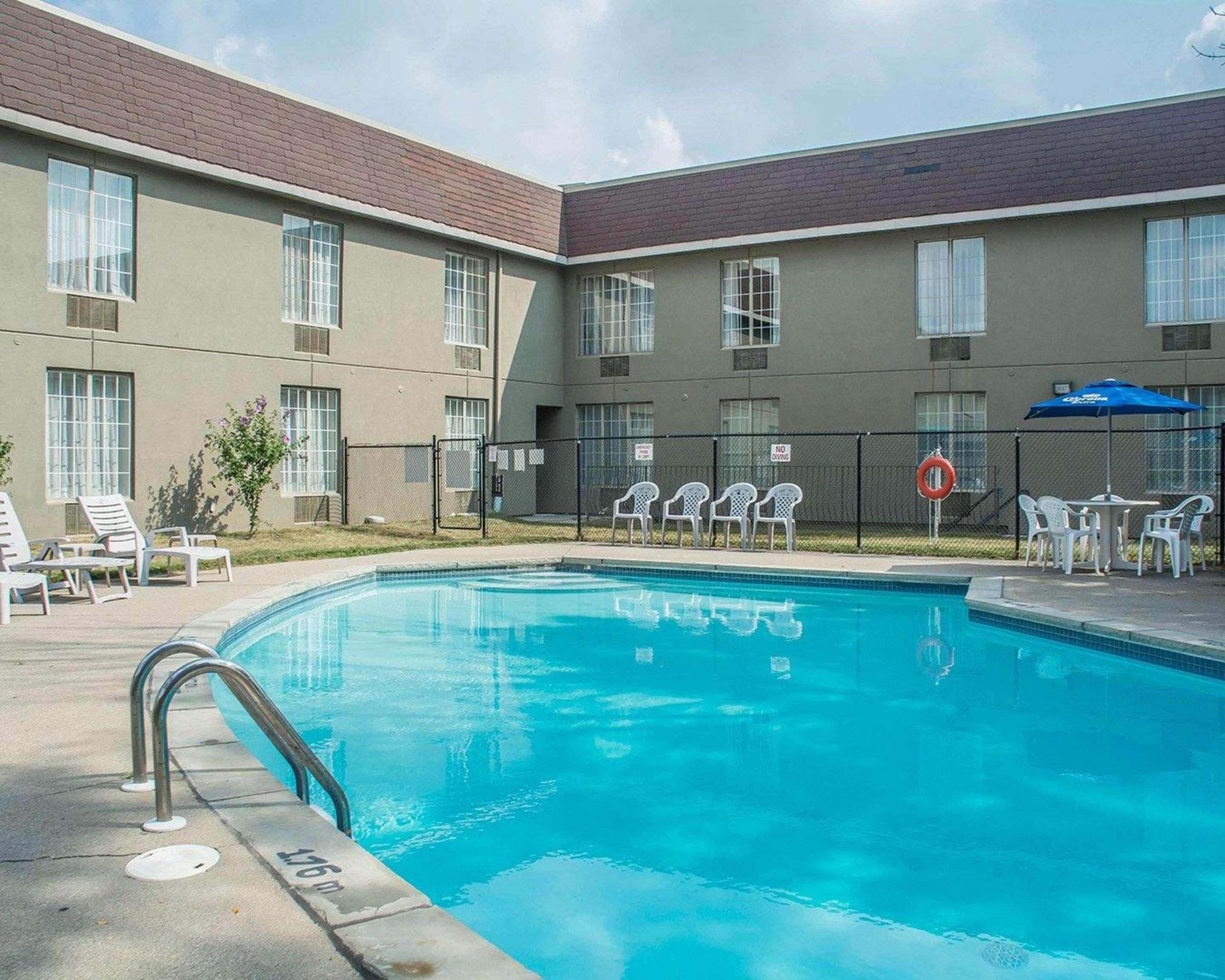 Quality Hotel & Suites Woodstock Extérieur photo