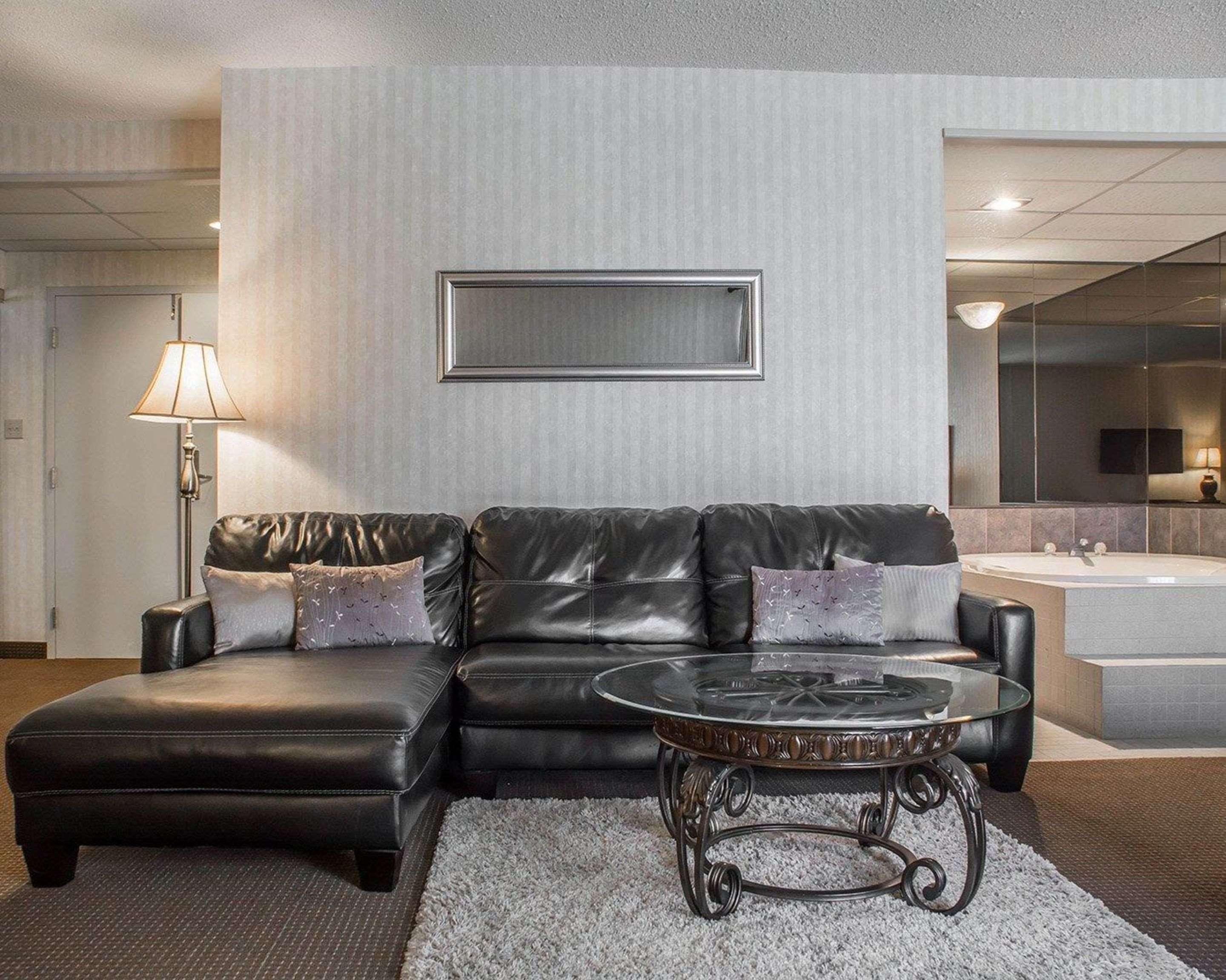 Quality Hotel & Suites Woodstock Extérieur photo