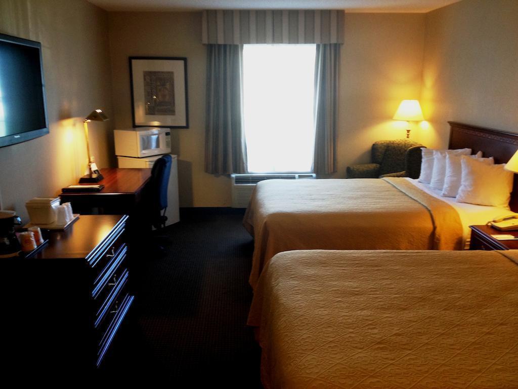 Quality Hotel & Suites Woodstock Extérieur photo