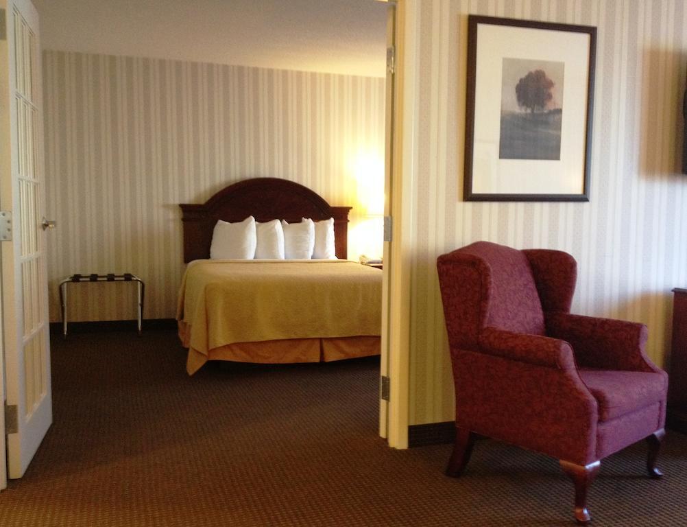 Quality Hotel & Suites Woodstock Extérieur photo