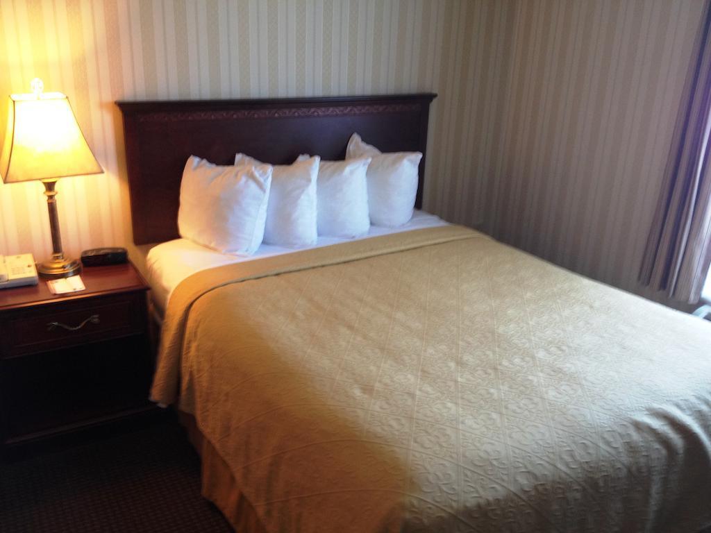Quality Hotel & Suites Woodstock Extérieur photo