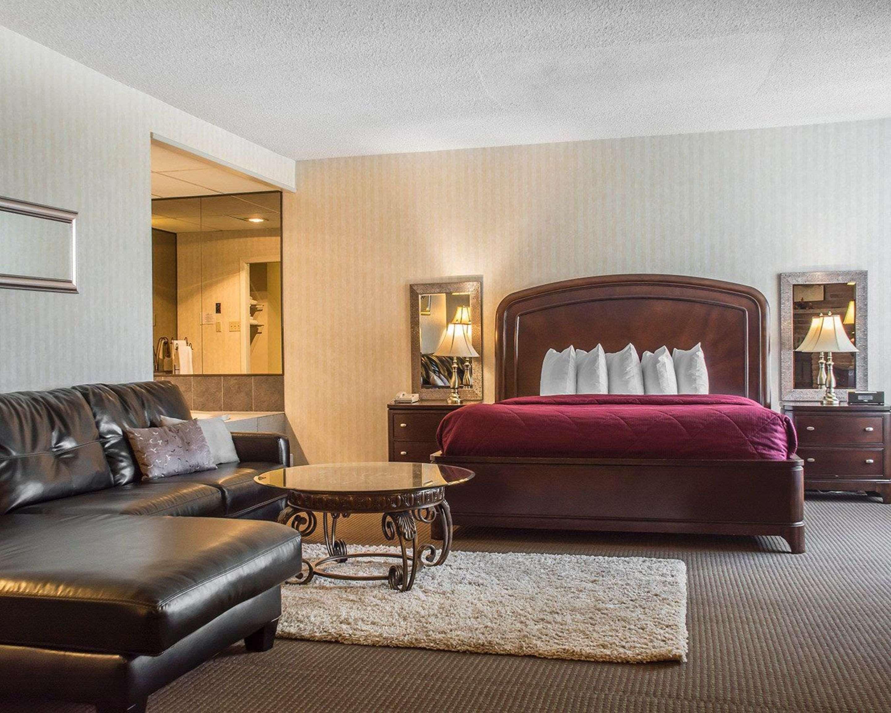 Quality Hotel & Suites Woodstock Extérieur photo