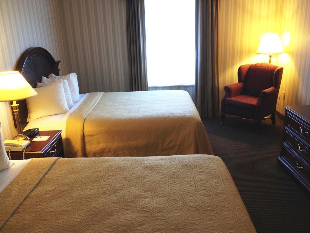 Quality Hotel & Suites Woodstock Extérieur photo
