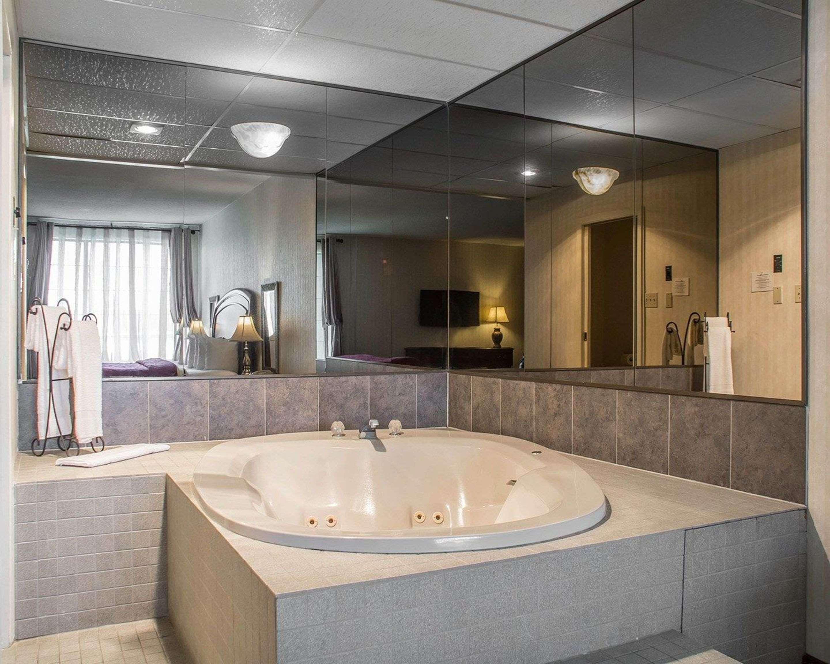 Quality Hotel & Suites Woodstock Extérieur photo
