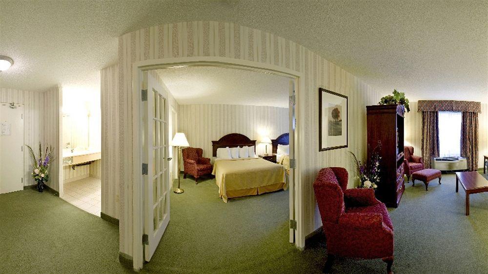 Quality Hotel & Suites Woodstock Extérieur photo