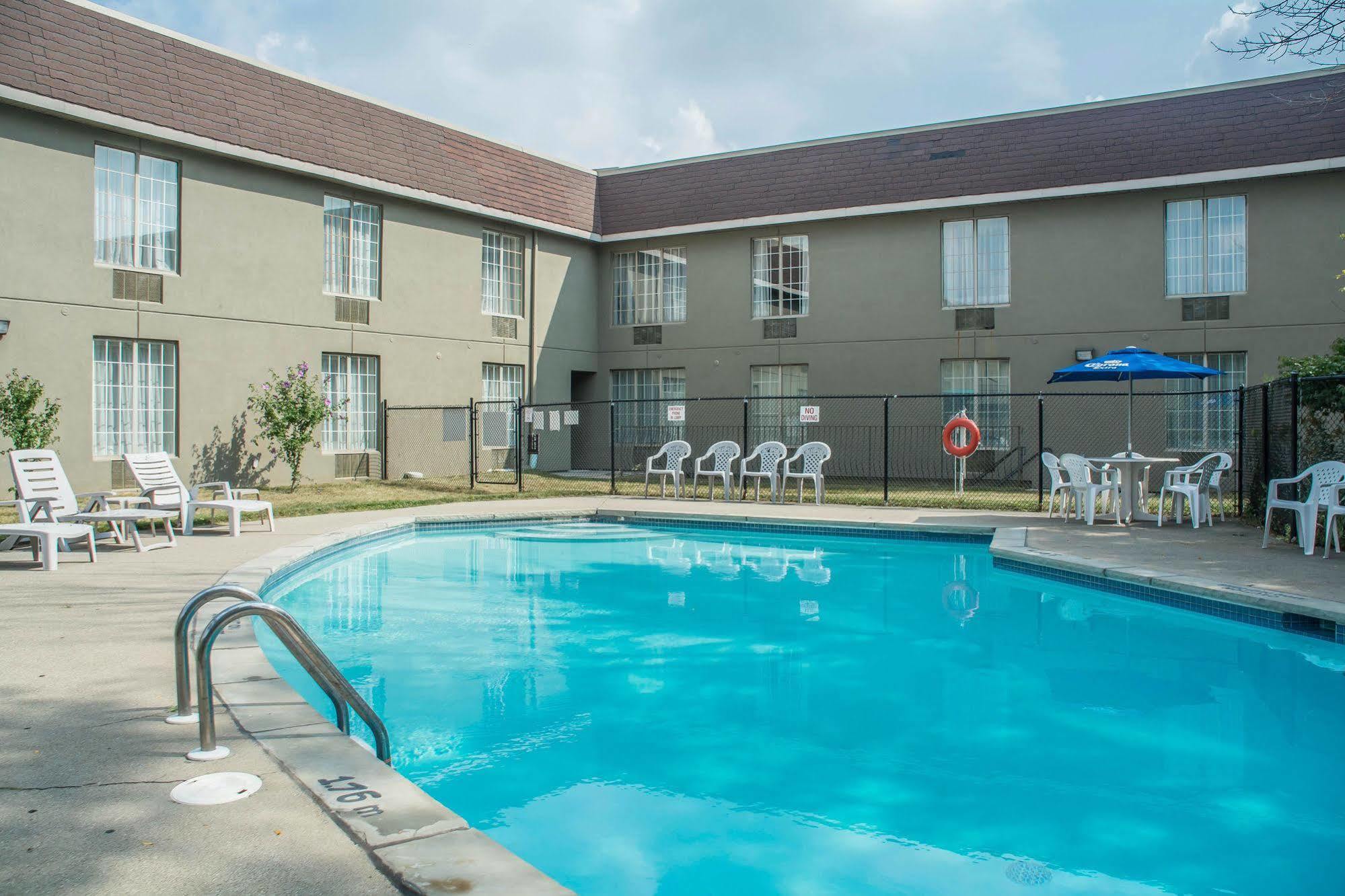 Quality Hotel & Suites Woodstock Extérieur photo